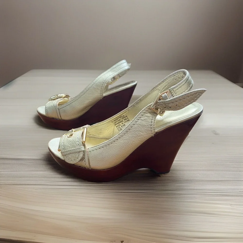 Nine West Women's‎ Wedge Sandals Gold Leather Wood Heel Buckle Peep Toe Size 7.5